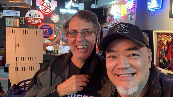 Como um colecionador de mesas de pinball transformou hobby em reduto para nostalgia em SP