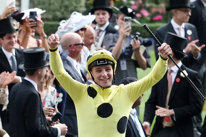 Corrida de cavalos - Loughnane torna-se o mais jovem campeão jockey da Grã-Bretanha desde 1923