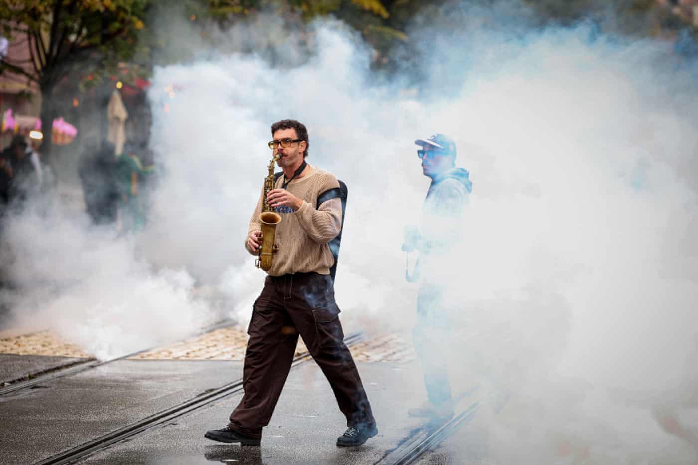Grandes protestos em Paris e outras cidades francesas desafiando Macron – em fotos