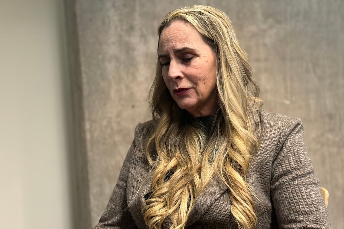 Candidata ao Congresso dos EUA relata estupro sofrido enquanto consertava placa de campanha