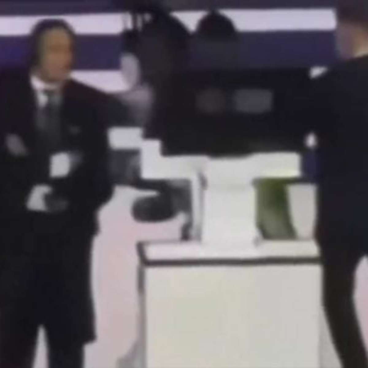TV flagra Vini Jr empurrando funcionário após expulsão em jogo do Real