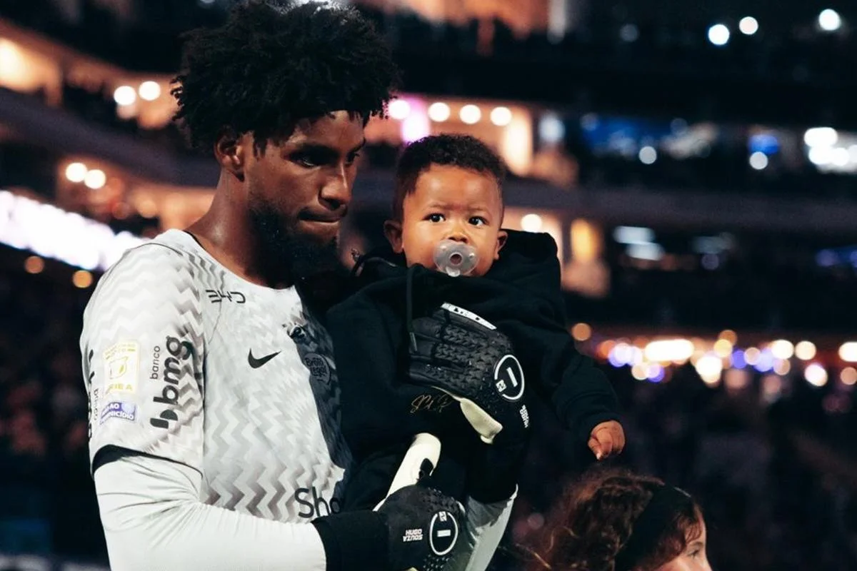 Thiaguinho agradece Hugo, do Corinthians, por entrar com seu filho em campo