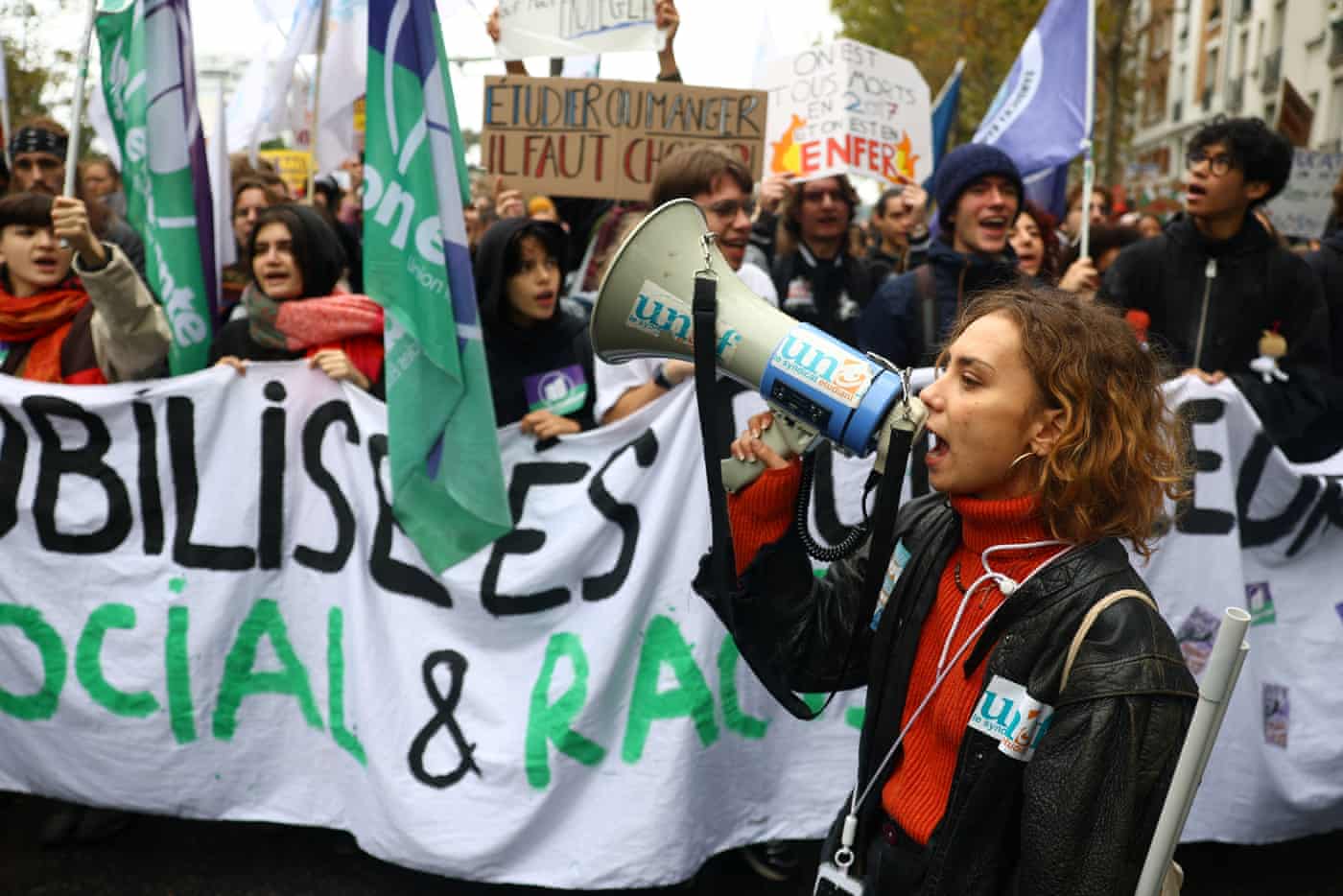 Grandes protestos em Paris e outras cidades francesas desafiando Macron – em fotos