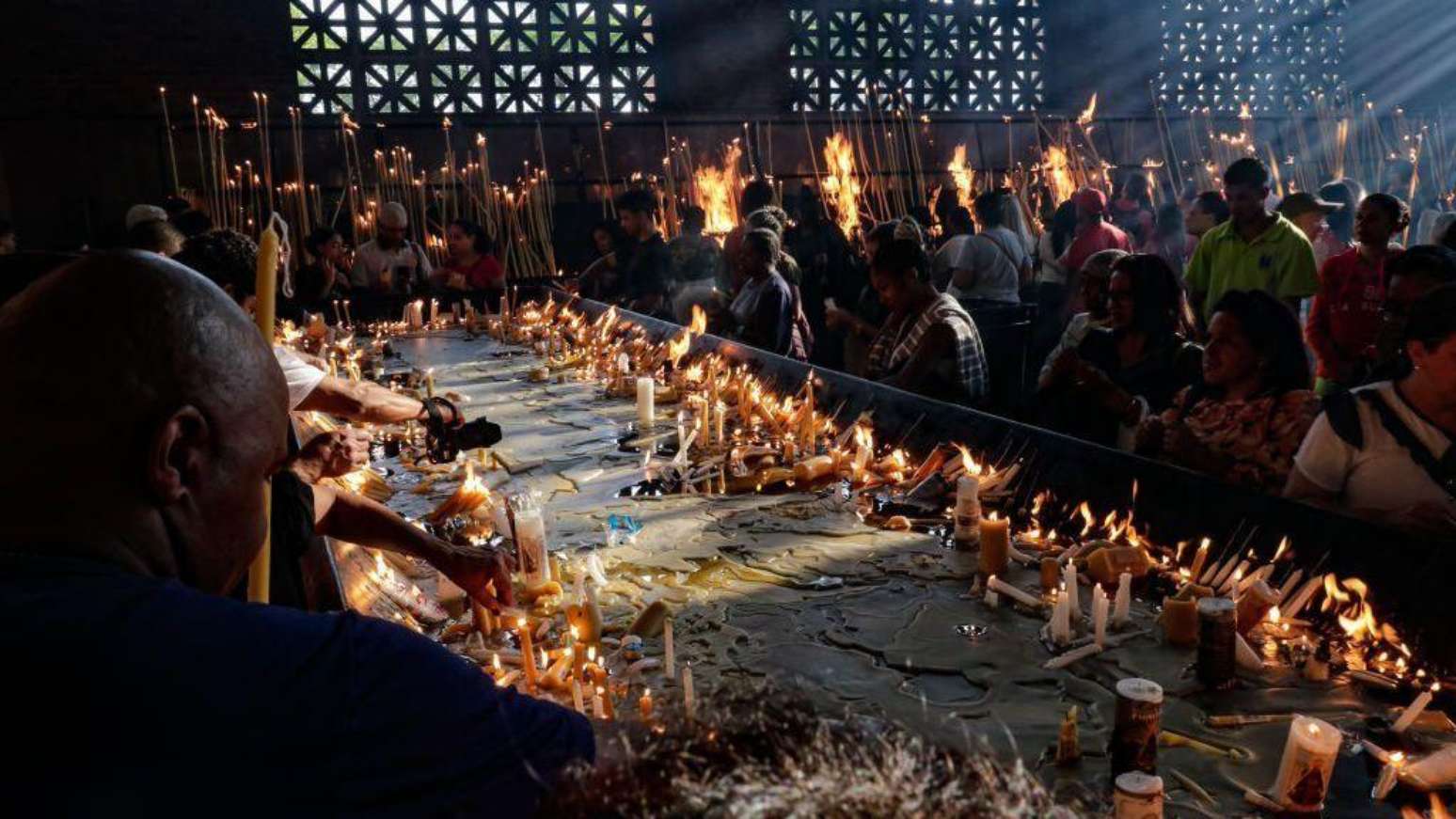 Desde que 12 de outubro foi consagrado a Nossa Senhora, houve muitos questionamentos acerca da lei, por conta de o Estado ser laico e da separação entre Igreja e Estado
