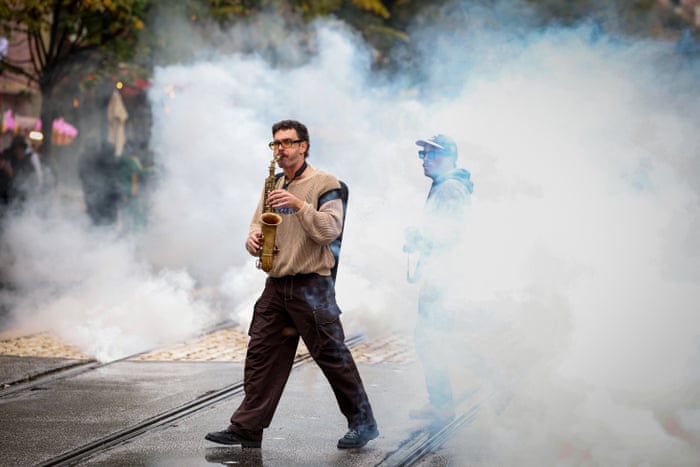 Grandes protestos em Paris e outras cidades francesas desafiando Macron – em fotos