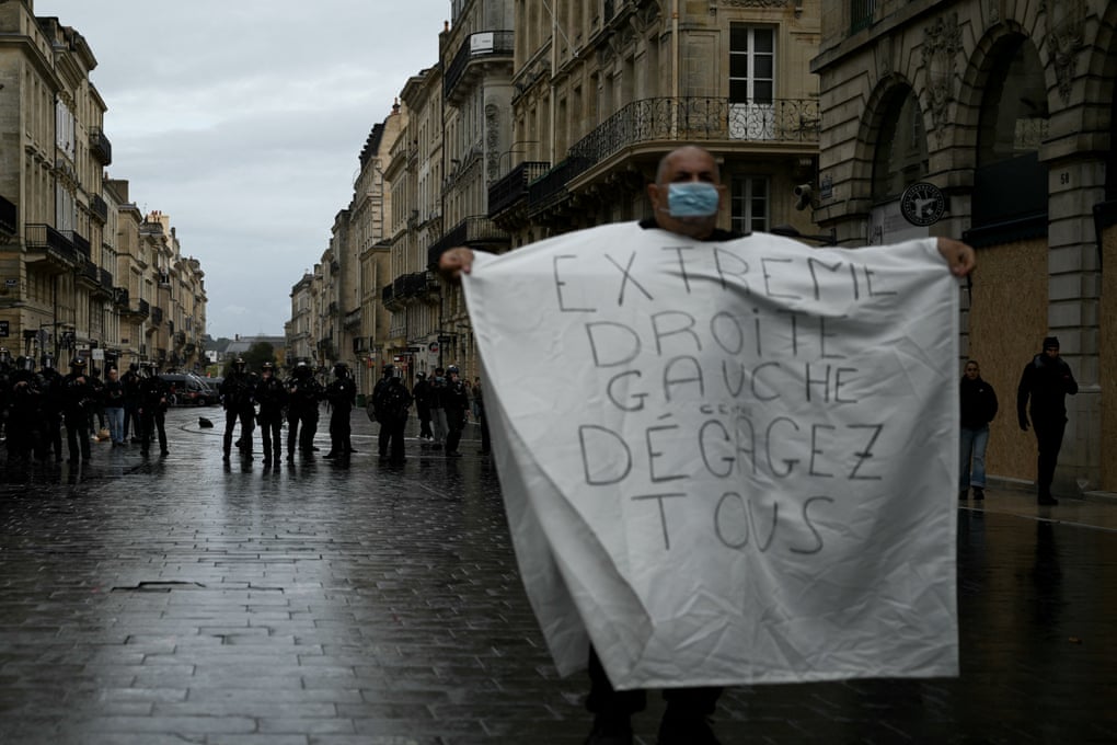 Grandes protestos em Paris e outras cidades francesas desafiando Macron – em fotos