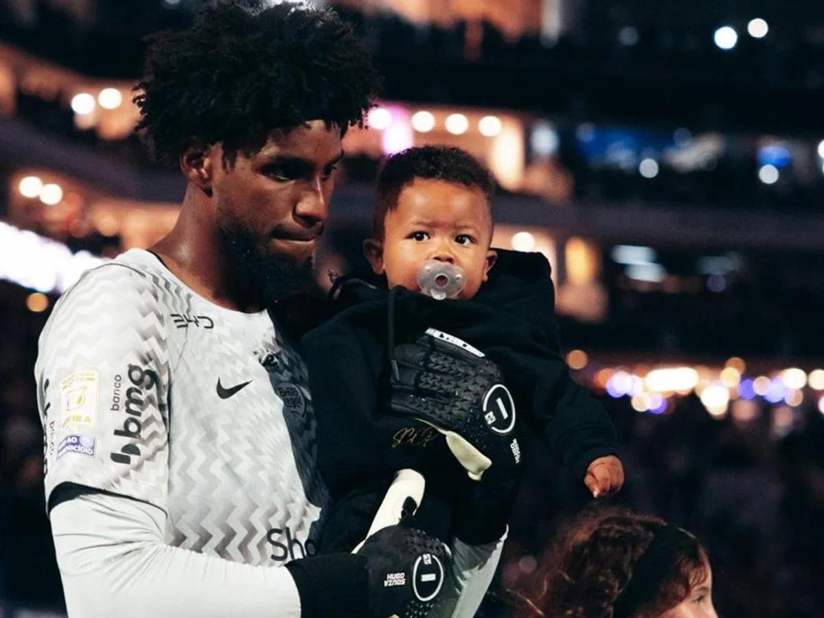 Thiaguinho agradece Hugo, do Corinthians, por entrar com seu filho em campo