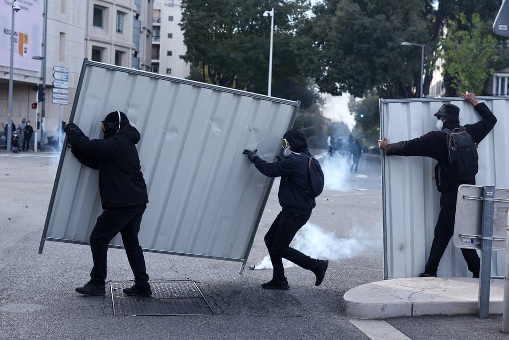 Grandes protestos em Paris e outras cidades francesas desafiando Macron – em fotos