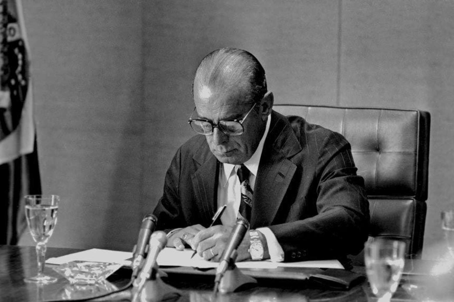 A declaração do 12 de outubro como feriado nacional foi sancionada pelo presidente João Figueiredo, em 30 de junho de 1980