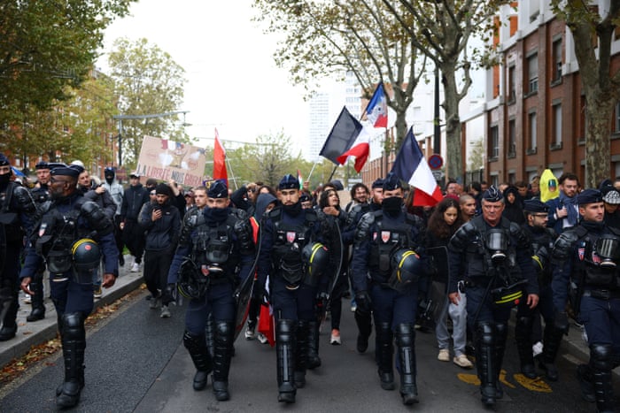 Grandes protestos em Paris e outras cidades francesas desafiando Macron – em fotos