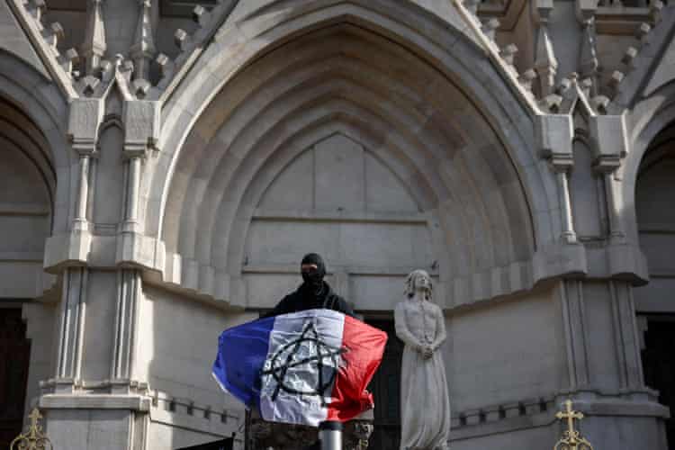 Grandes protestos em Paris e outras cidades francesas desafiando Macron – em fotos