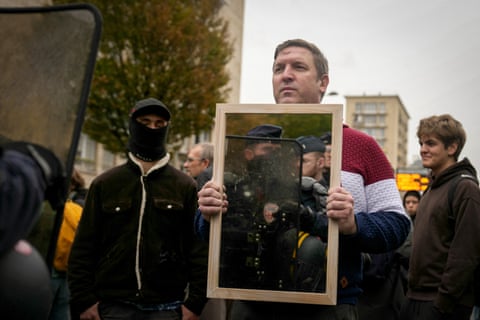 Grandes protestos em Paris e outras cidades francesas desafiando Macron – em fotos