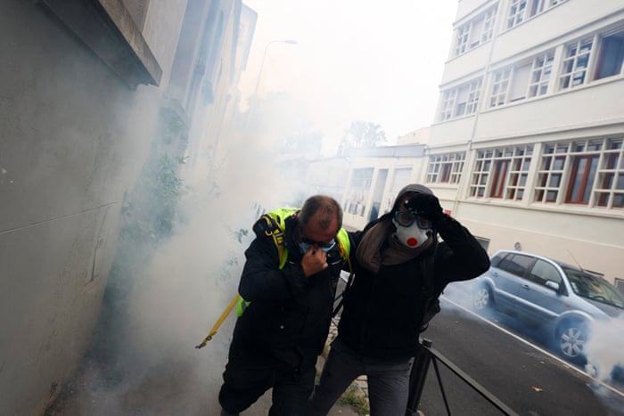 Grandes protestos em Paris e outras cidades francesas desafiando Macron – em fotos