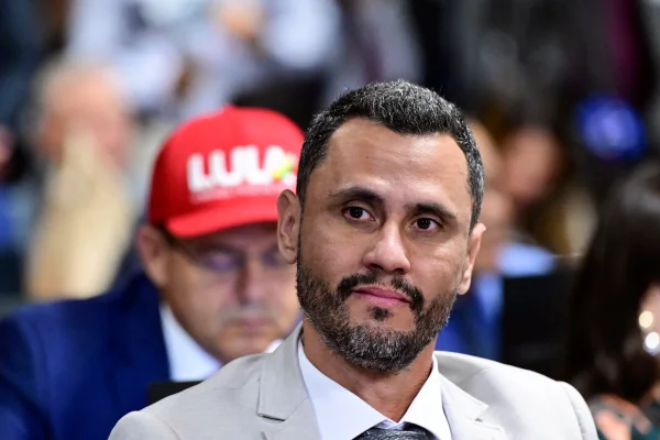 Unidos por Flávio no 2º turno, Cleitinho e Nikolas têm relação tensa em MG - destaque galeria