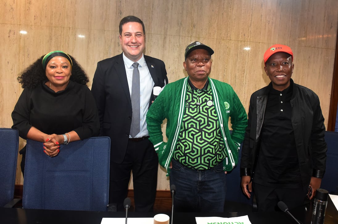 'MySol é um empreendedor sólido': Mbalula interveém enquanto Malema e o magnata da mineração se enfrentam