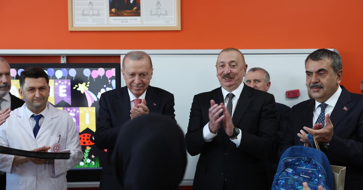 A proibição do uso de lenços na cabeça nas escolas no Azerbaijão abre uma fissura com a aliada Turquia