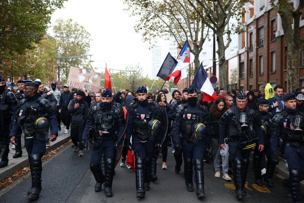 Grandes protestos em Paris e outras cidades francesas desafiando Macron – em fotos