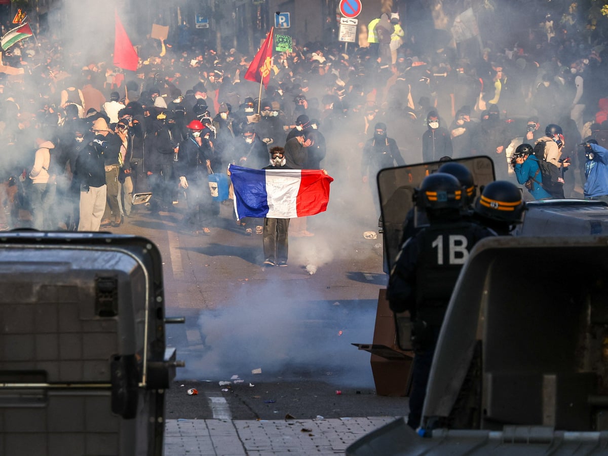 Grandes protestos em Paris e outras cidades francesas desafiando Macron – em fotos