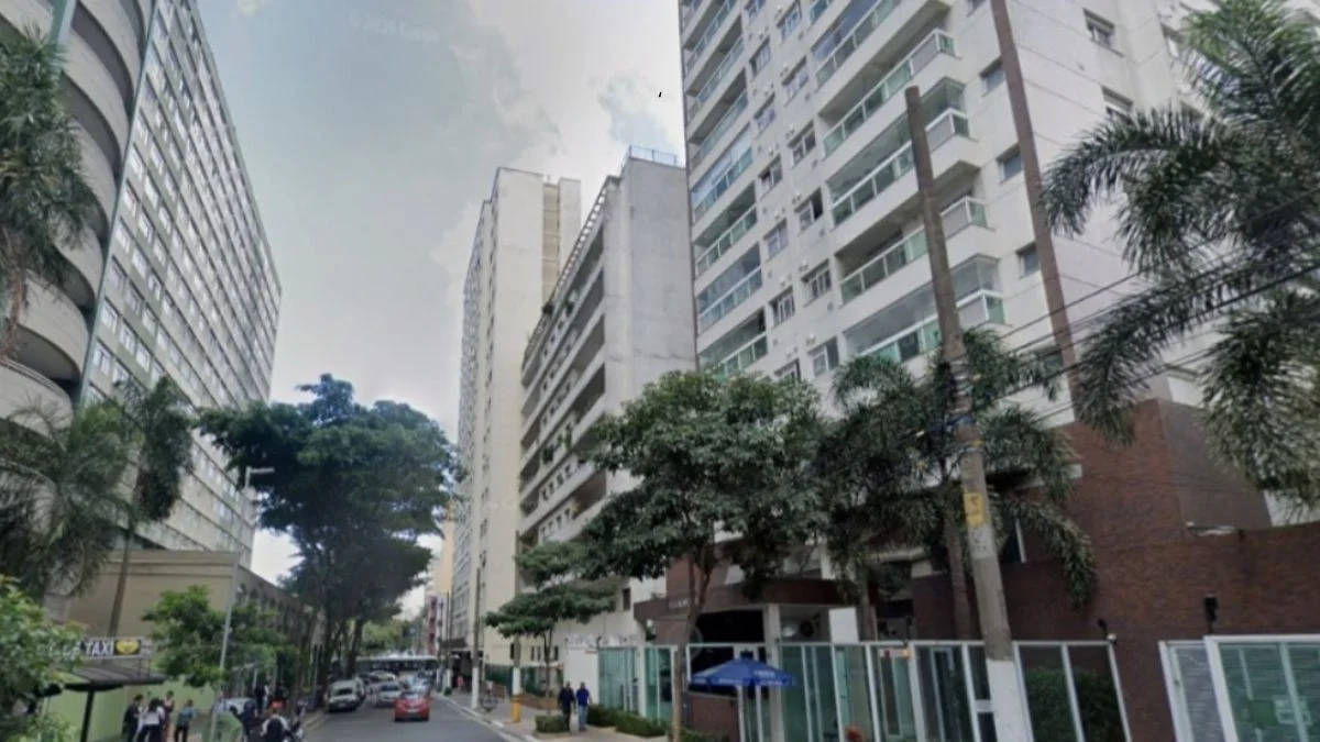 Em suposto surto, homem morde orelha de médico, é contido por PMs e morre