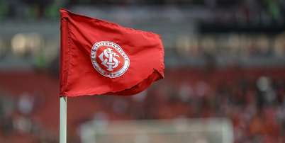 Bandeira de escanteio com o escudo do Internacional, no Beira-Rio, em Porto Alegre - Foto: Pedro Tesch/Getty Images / Esporte News Mundo