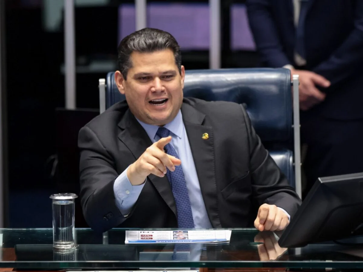 Alcolumbre sinaliza colocar fim da 6x1 em votação na próxima semana
