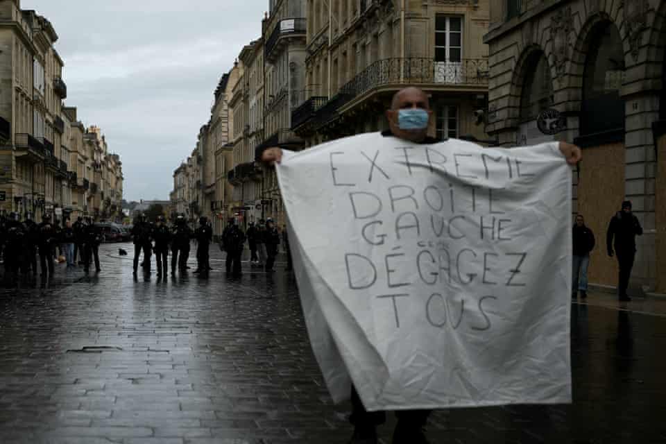 Grandes protestos em Paris e outras cidades francesas desafiando Macron – em fotos