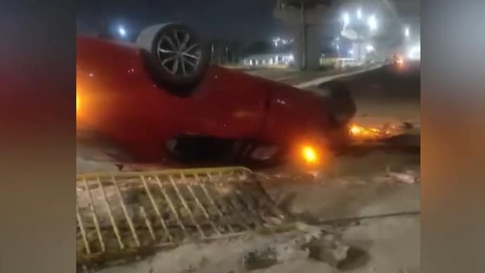 Carro que excedia o limite de velocidade colide e vira na Expressway Dwarka, motorista resgatado por moradores locais