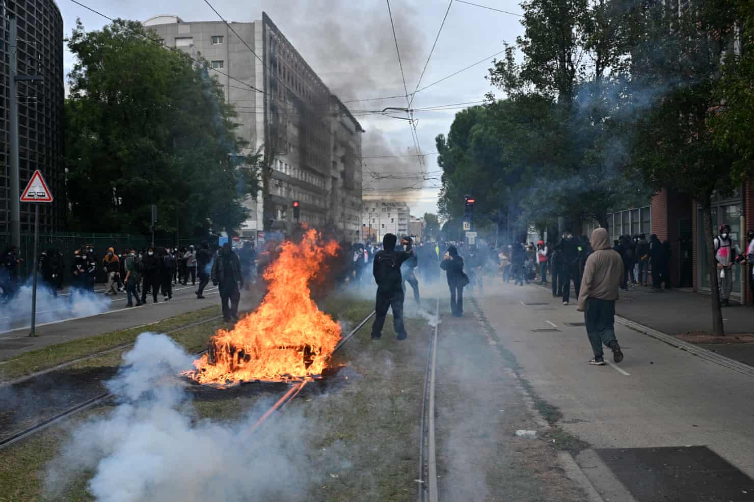 Grandes protestos em Paris e outras cidades francesas desafiando Macron – em fotos