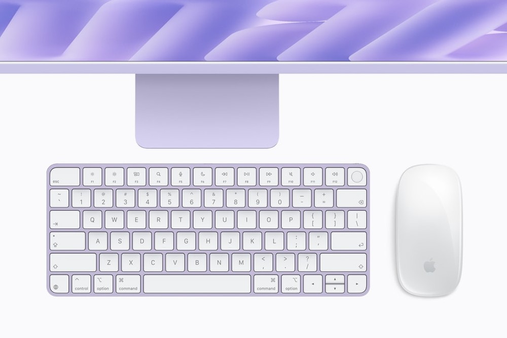 O iMac possui teclado e mouse ou trackpad com cores combinando e portas USB-C para recarregar — Foto: Reprodução/Apple
