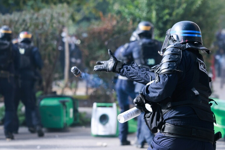 França suspende o uso de granadas de estilingue em protestos de estudantes antes do discurso do primeiro-ministro