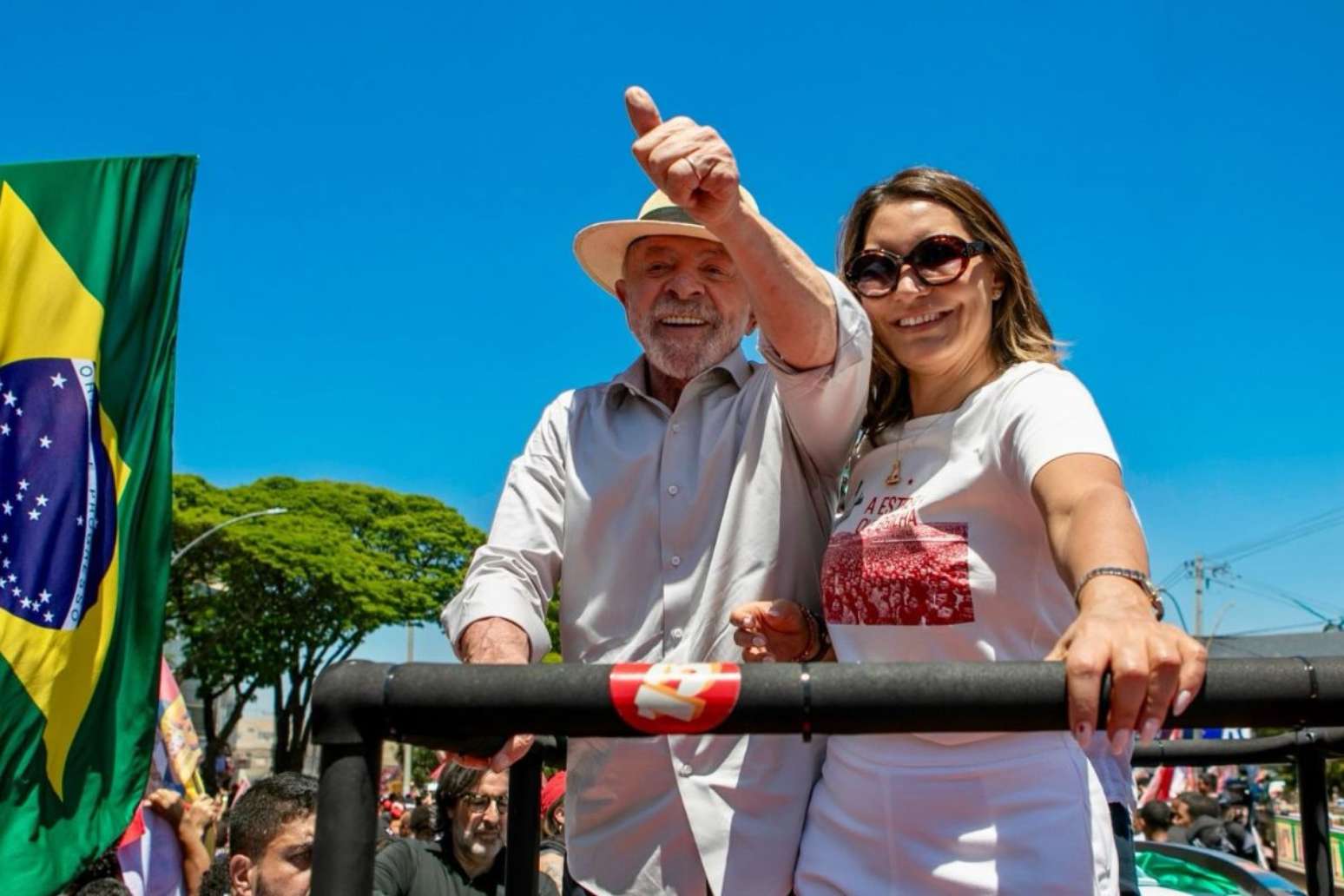 Lula e Janja posam sorridentes durante ato de campanha