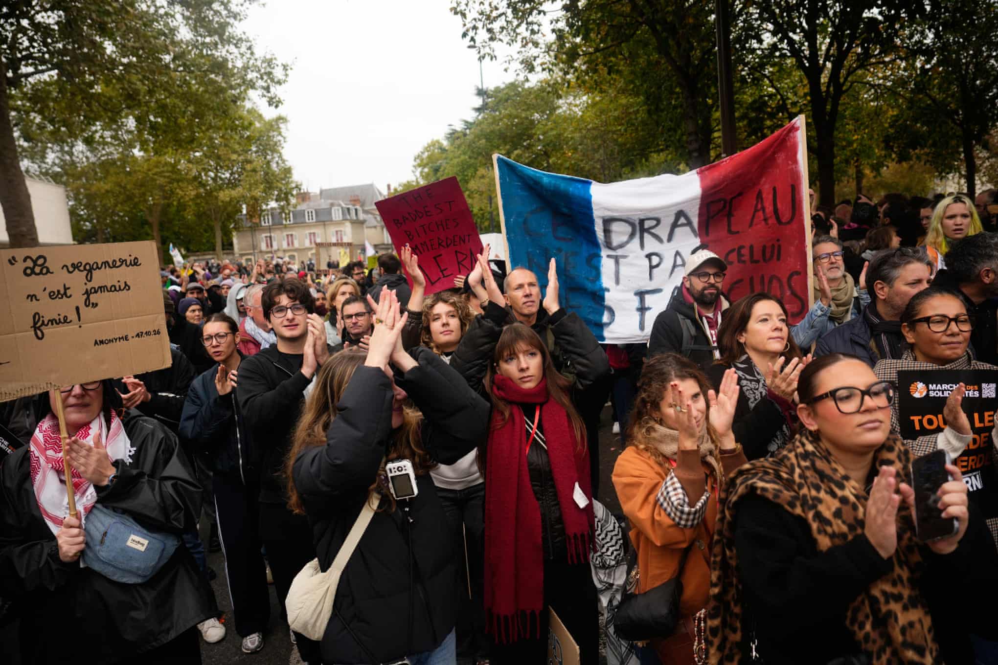 Grandes protestos em Paris e outras cidades francesas desafiando Macron – em fotos
