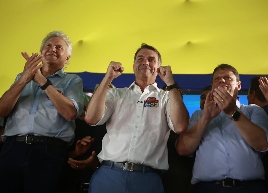 Aliados de Flávio Bolsonaro tentam diminuir alarme com fala sobre ‘mudar a Constituição’