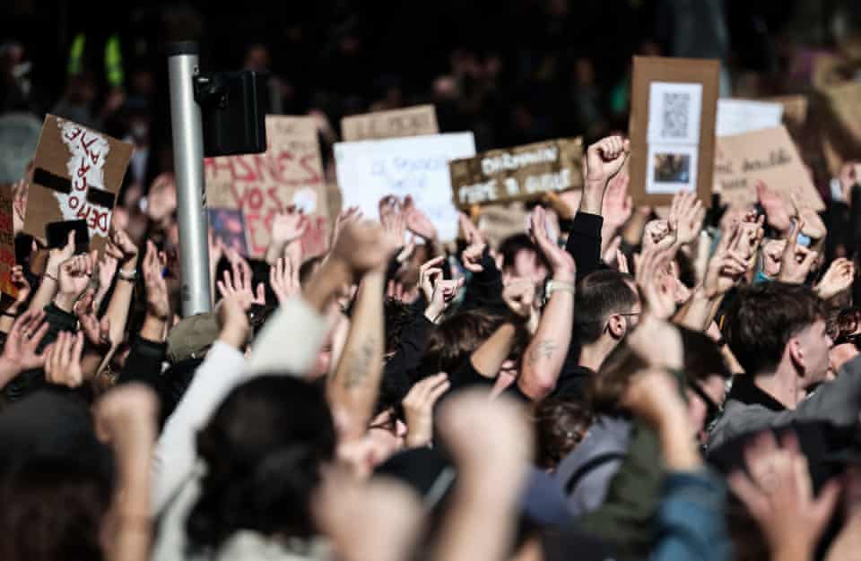 Grandes protestos em Paris e outras cidades francesas desafiando Macron – em fotos