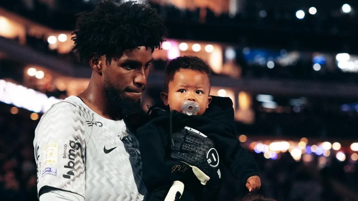 Thiaguinho agradece Hugo, do Corinthians, por entrar com seu filho em campo
