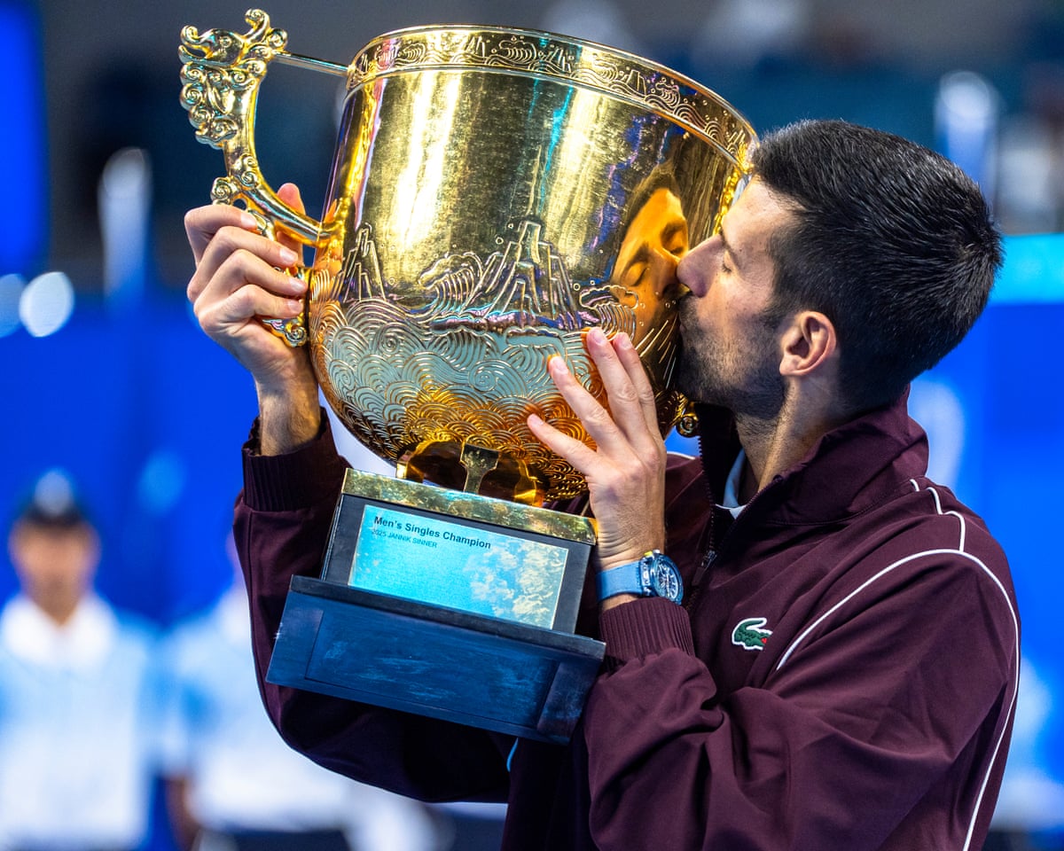 Djokovic encerra a seca de títulos com a vitória no China Open enquanto Alcaraz conquista glória no Japão