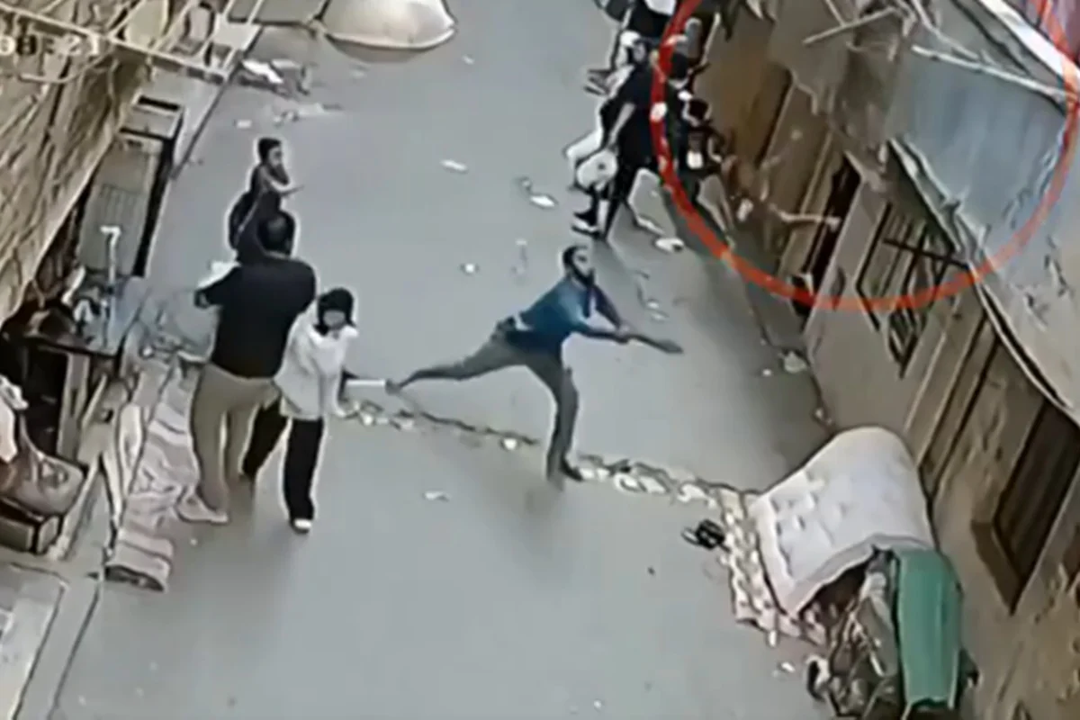 Vídeo mostra homem salvando criança que caiu de prédio no Egito