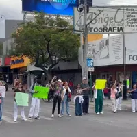 Trabajadores del IMSS bloquean al menos 20 vialidades en Nuevo León por disputa salarial