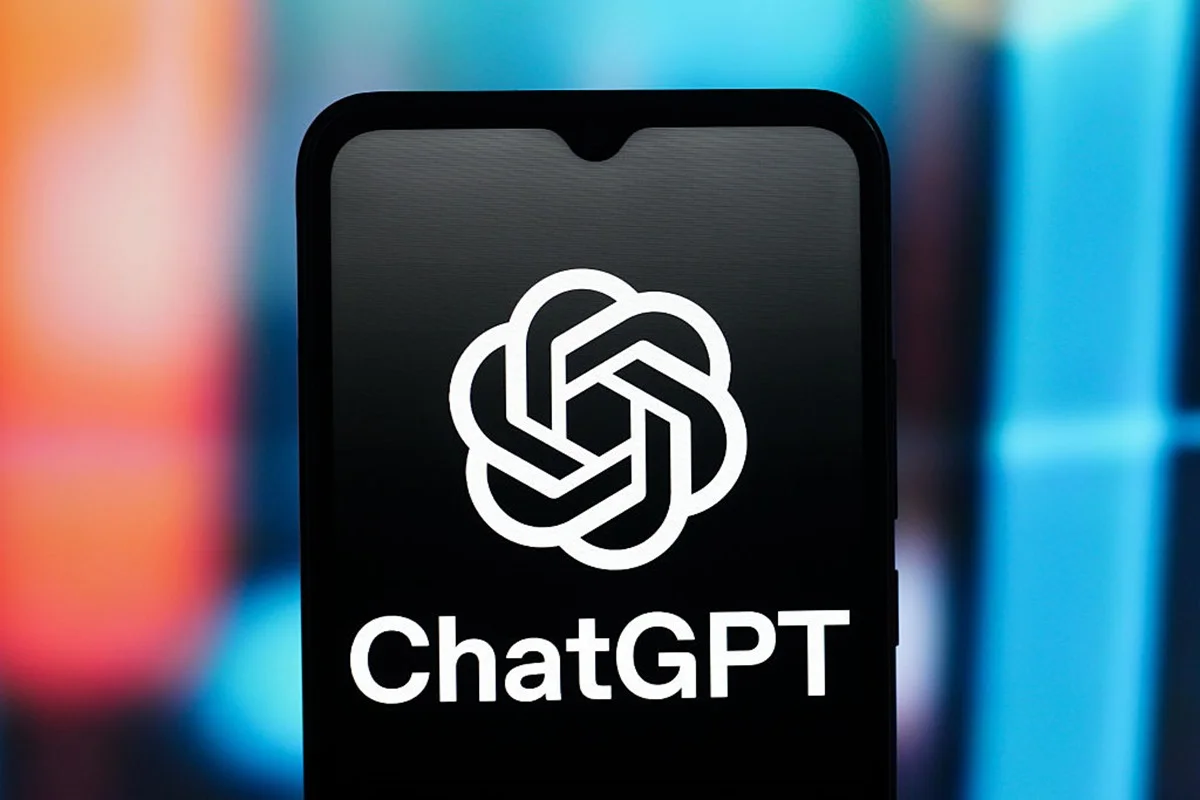 CANADÁ - 22/10/2025: Nesta foto ilustrativa, o logotipo da IA ​​ChatGPT (OpenAI) é exibido na tela de um smartphone. Metrópoles