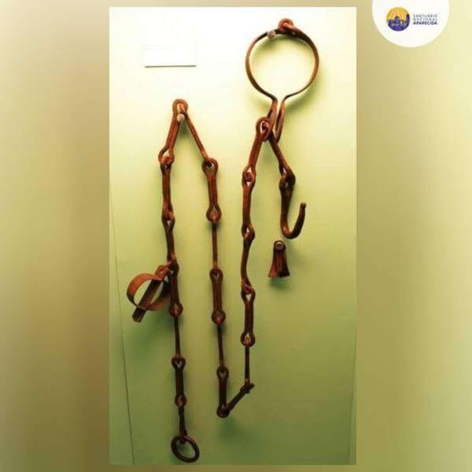 A corrente do escravo Zacarias está exposta no Museu de Nossa Senhora Aparecida, no santuário dedicado à padroeira no interior de São Paulo