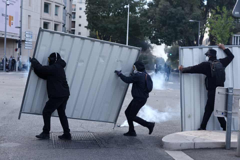Grandes protestos em Paris e outras cidades francesas desafiando Macron – em fotos