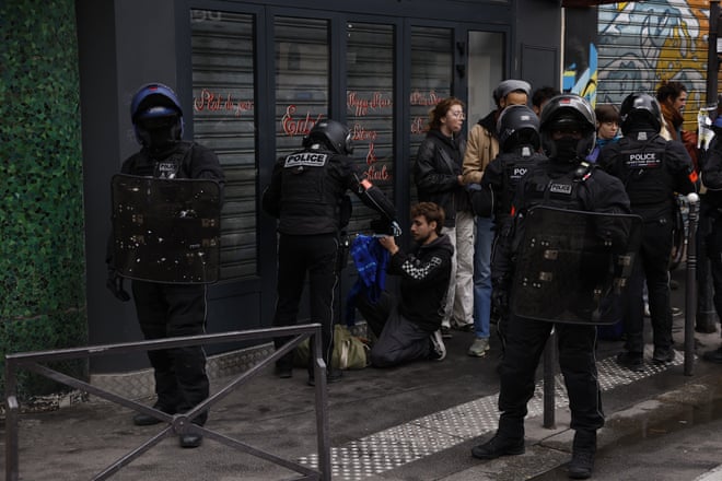 Grandes protestos em Paris e outras cidades francesas desafiando Macron – em fotos