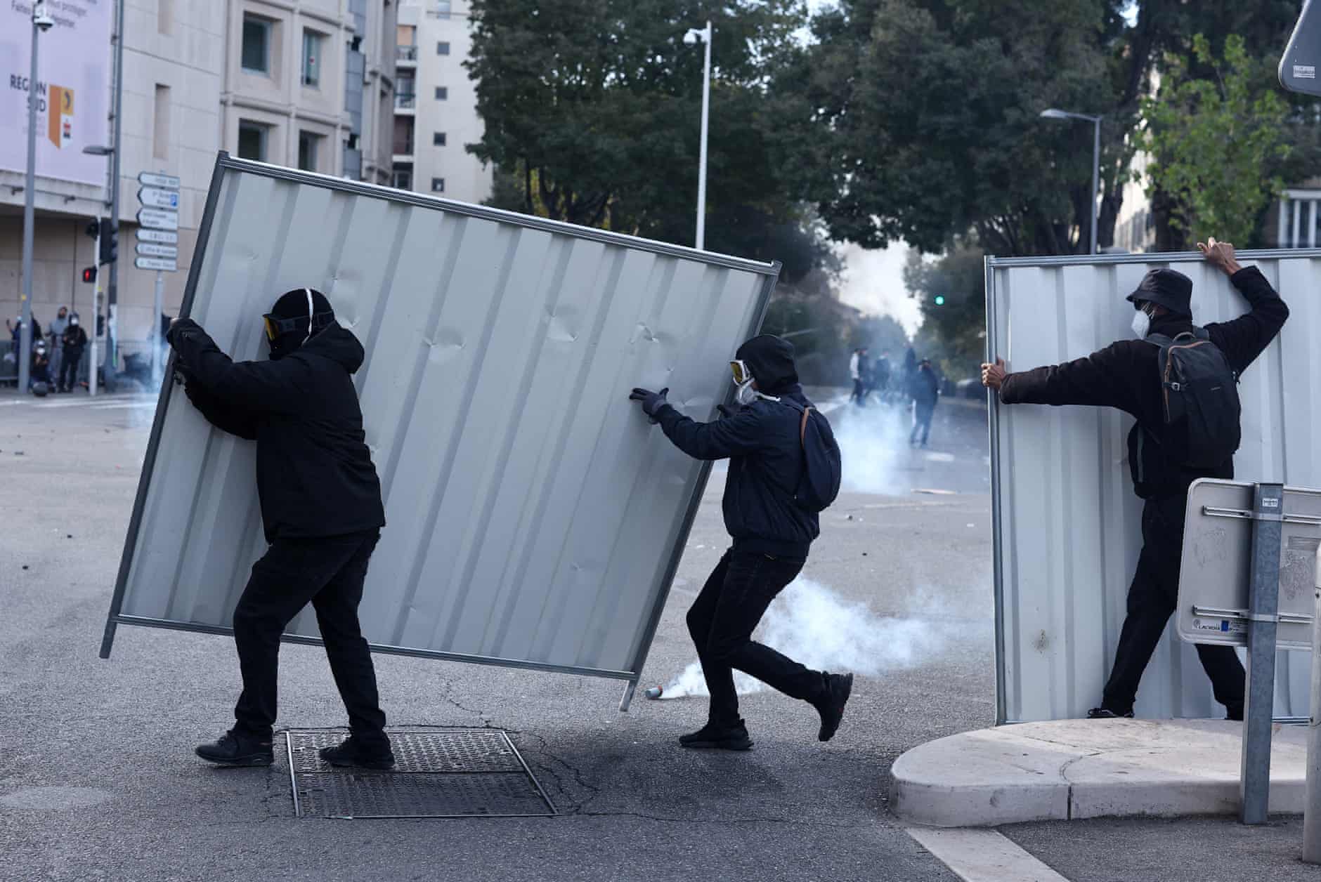 Grandes protestos em Paris e outras cidades francesas desafiando Macron – em fotos