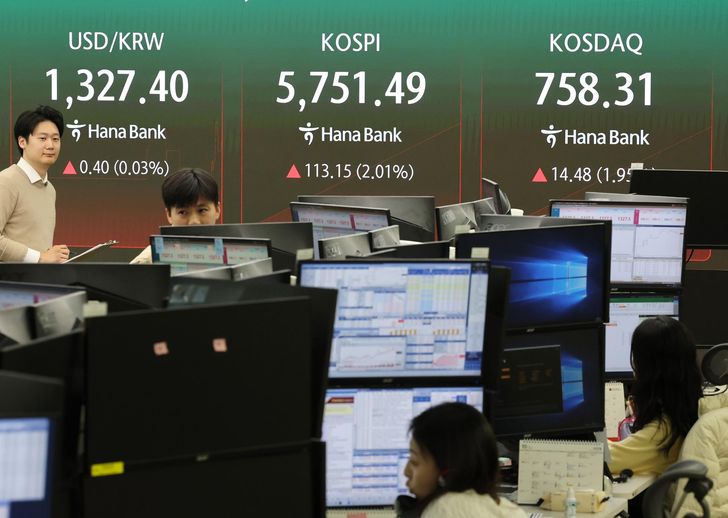 Officials work at a dealing room of Hana Bank headquarters in Seoul, Wednesday. Yonhap