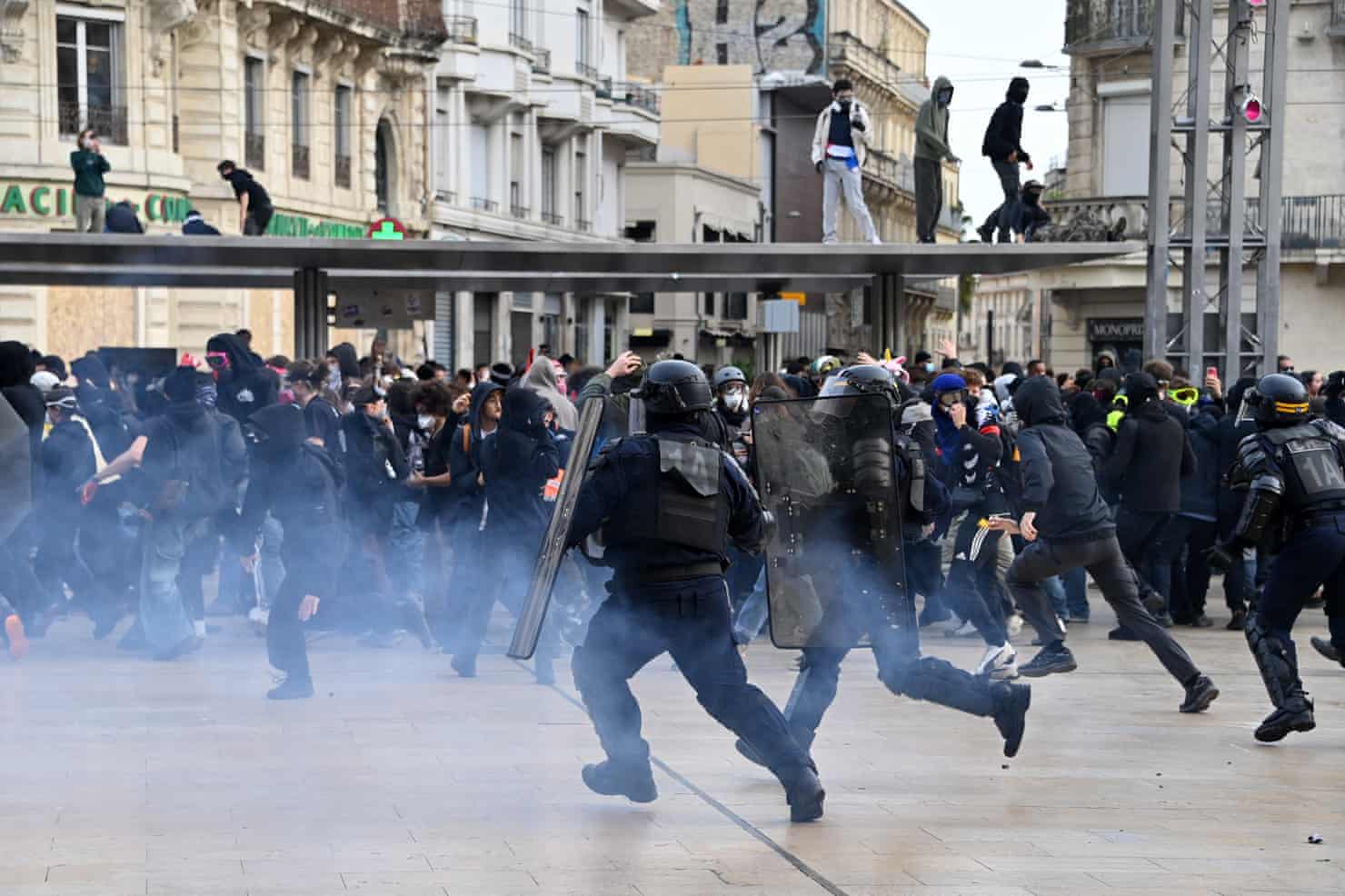 Grandes protestos em Paris e outras cidades francesas desafiando Macron – em fotos