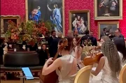 Daniel Vorcaro (ao fundo) em festa com autoridades em Londres