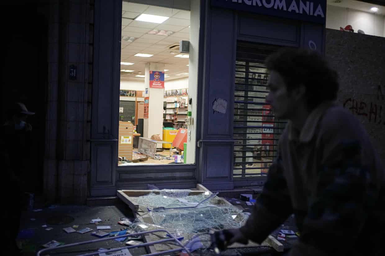 Advogados indignados e réus perplexos: as consequências do processamento acelerado dos casos de distúrbios na França