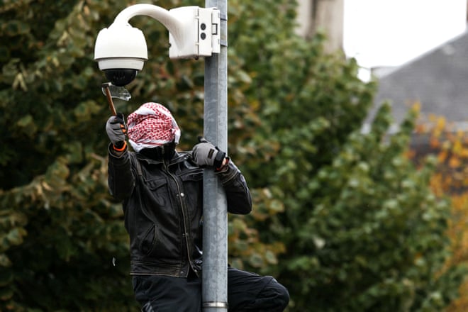 Grandes protestos em Paris e outras cidades francesas desafiando Macron – em fotos