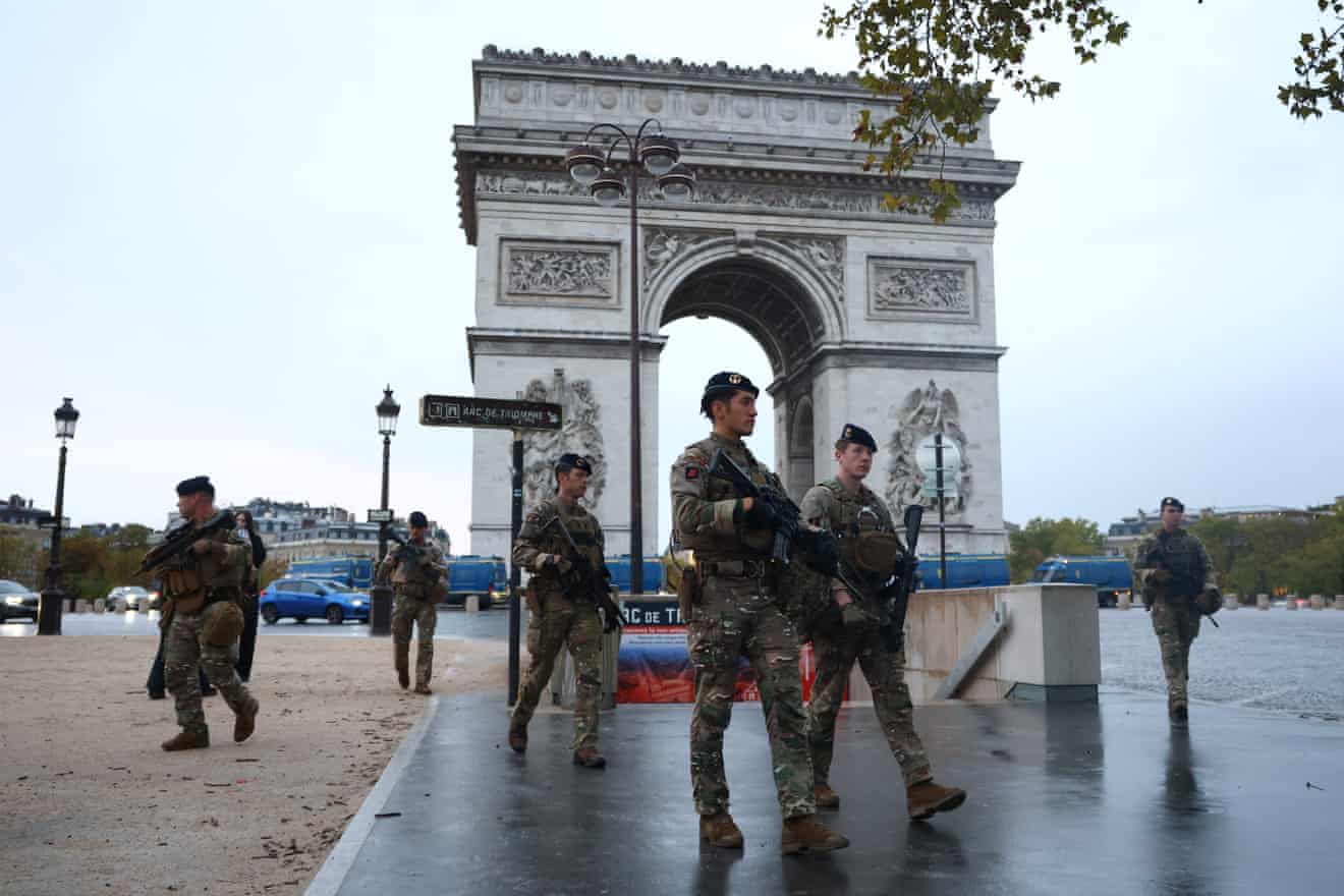 Grandes protestos em Paris e outras cidades francesas desafiando Macron – em fotos
