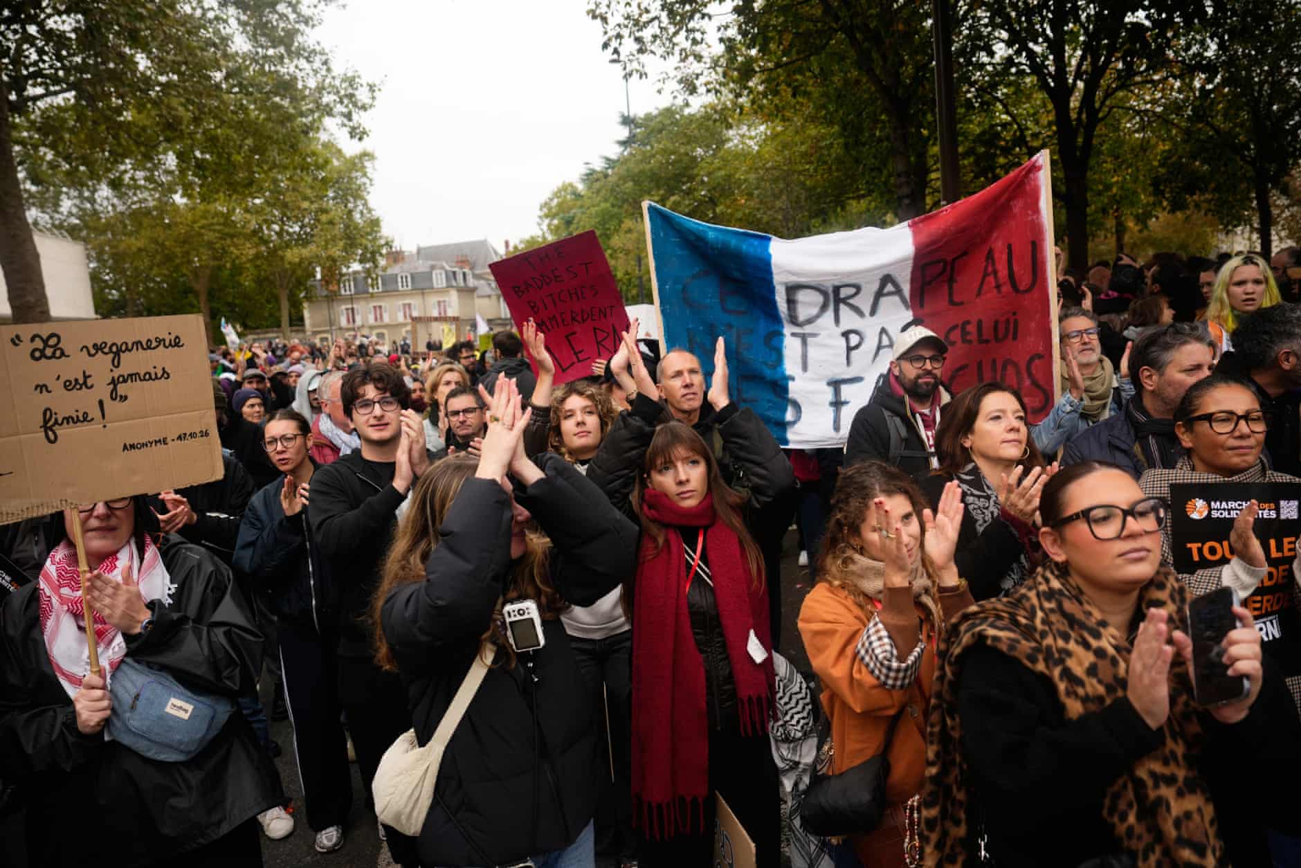 Grandes protestos em Paris e outras cidades francesas desafiando Macron – em fotos
